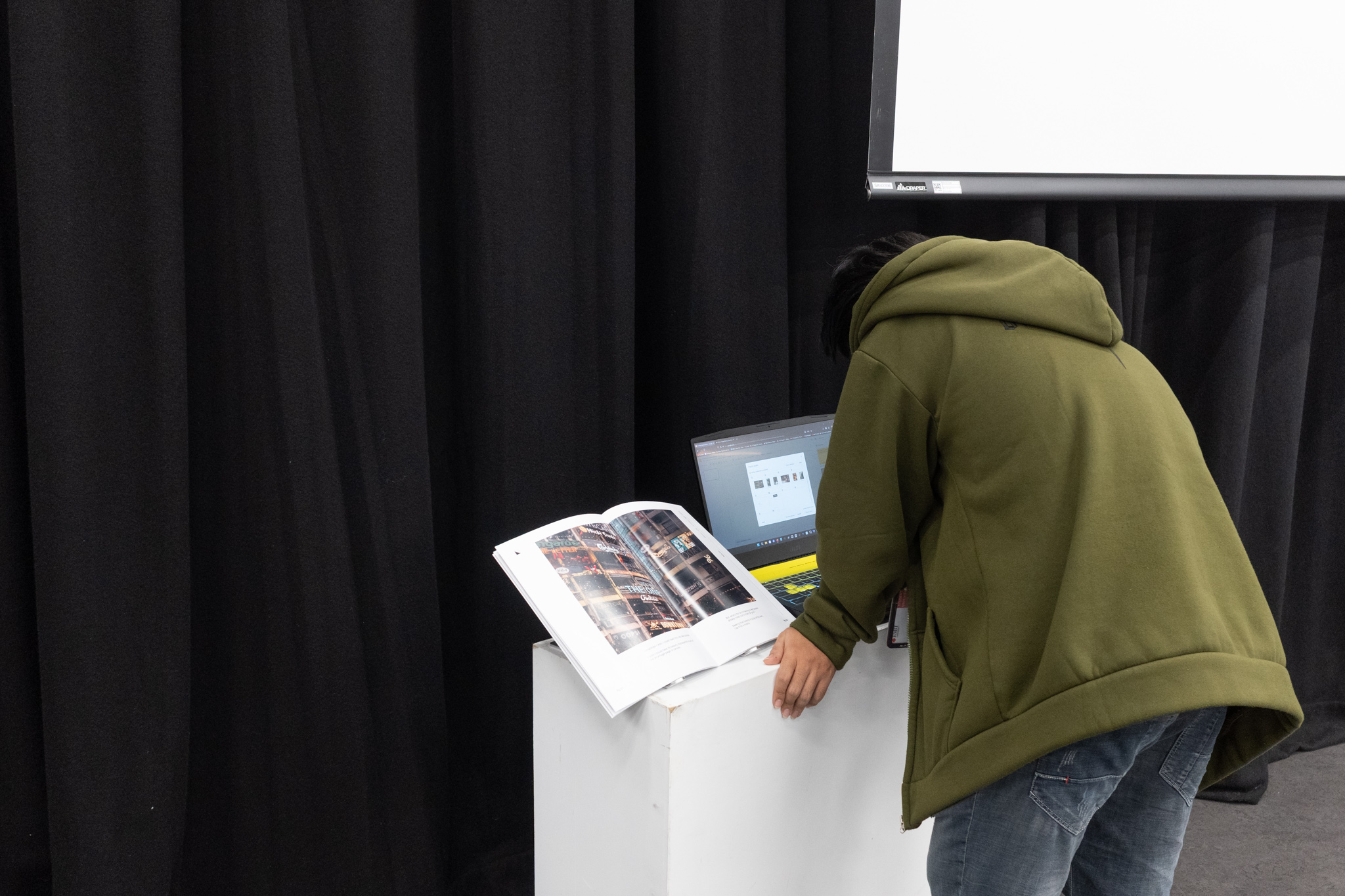 rễ-root exhibition